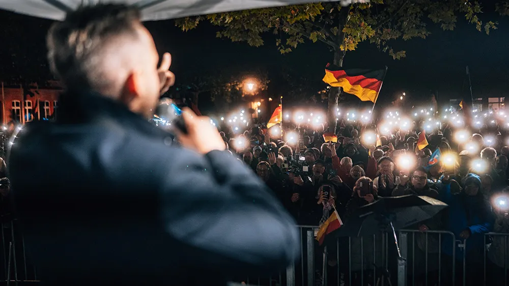 Abendkundgebung, die Menge leuchtet mit Handylichtern